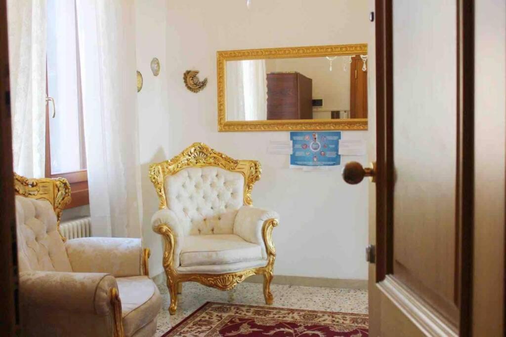 The Golden Apartment Venesia Bagian luar foto