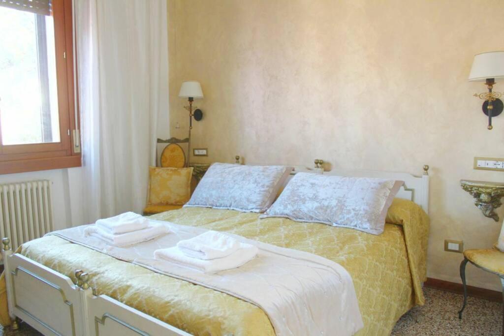 The Golden Apartment Venesia Bagian luar foto