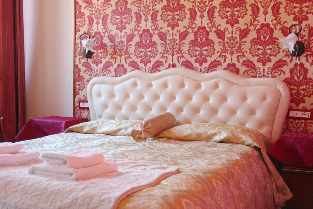 The Golden Apartment Venesia Bagian luar foto