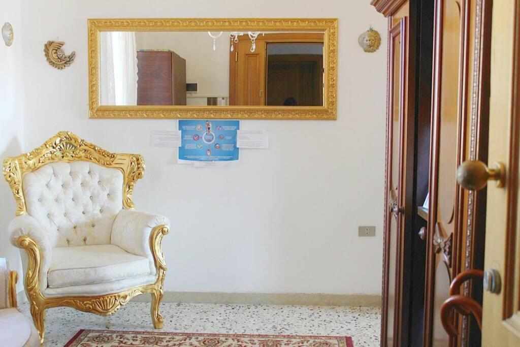 The Golden Apartment Venesia Bagian luar foto